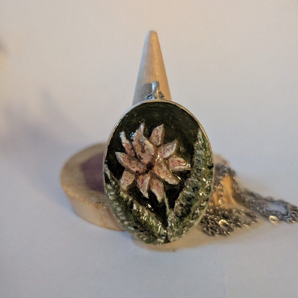 SUPERFLUOUS NECKLACE: Beautiful large floral pendant necklace